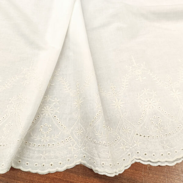 Tessuto Mussola di Cotone ricamato ai bordi motivo floreale bianco seta