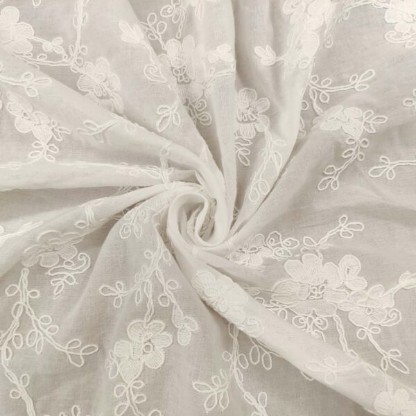 Tessuto Mussola di Cotone ricamato motivo floreale bianco seta