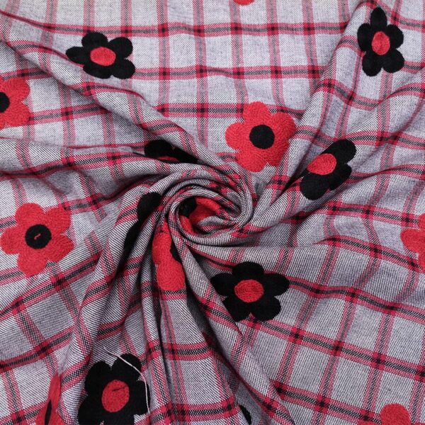 Tessuto pettinato motivo quadri ricamato con fiori grigio - rosso - nero