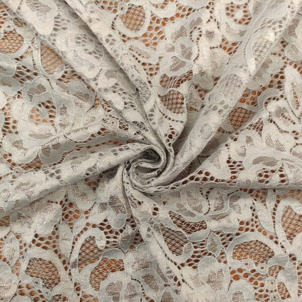 Tessuto pizzo elasticizzato doppio smerlo motivo floreale grigio perla