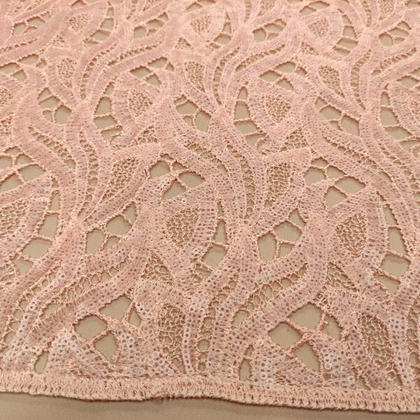 Tessuto Pizzo macramè ricamato con paillettes motivo astratto pesco