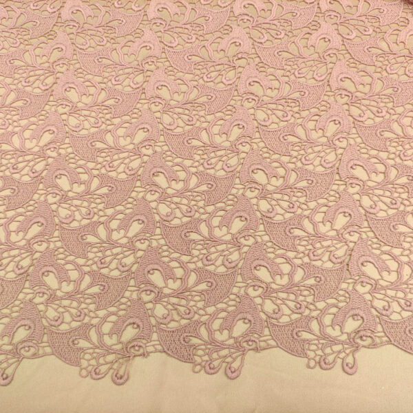 Tessuto Pizzo macramè motivo astratto rosa