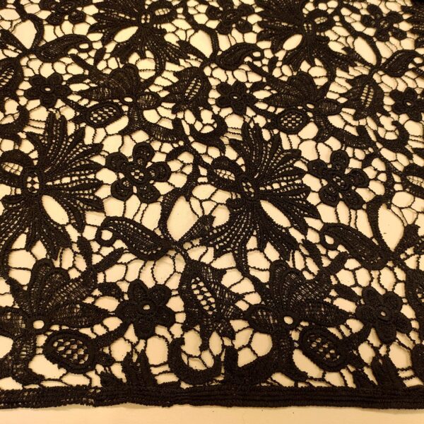 Tessuto Pizzo macramè motivo floreale nero