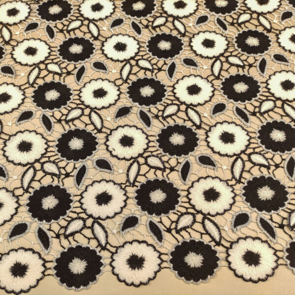Tessuto Pizzo macramè motivo floreale bianco - nero