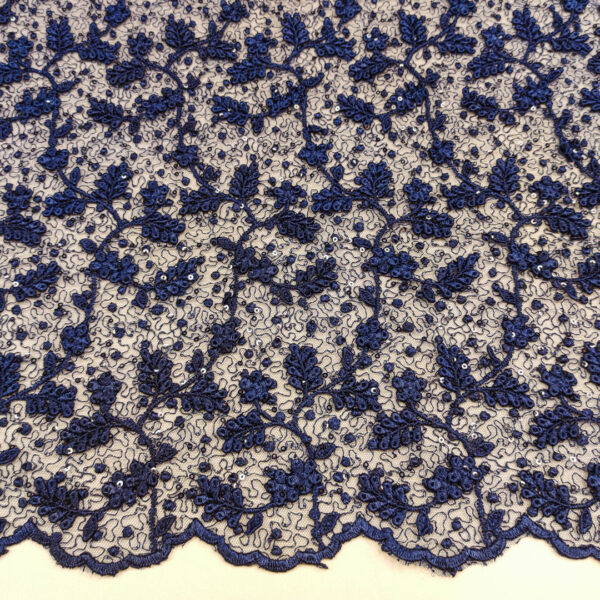 Tessuto pizzo ricamato con micro paillettes motivo floreale blu