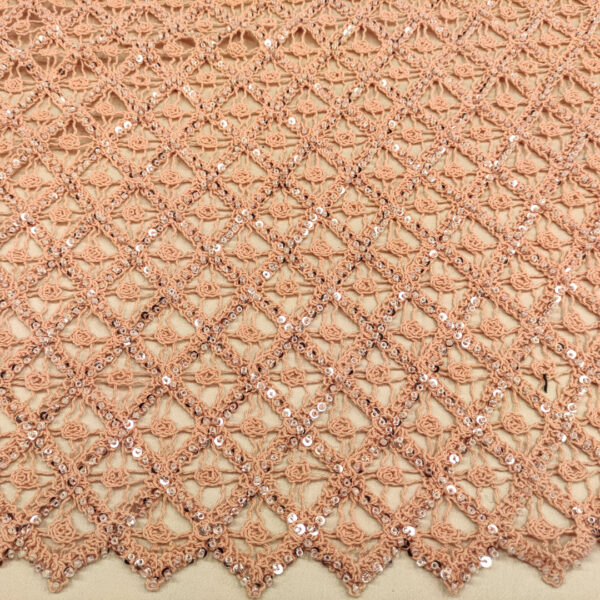 Tessuto Pizzo macramè ricamato con paillettes motivo astratto pesco