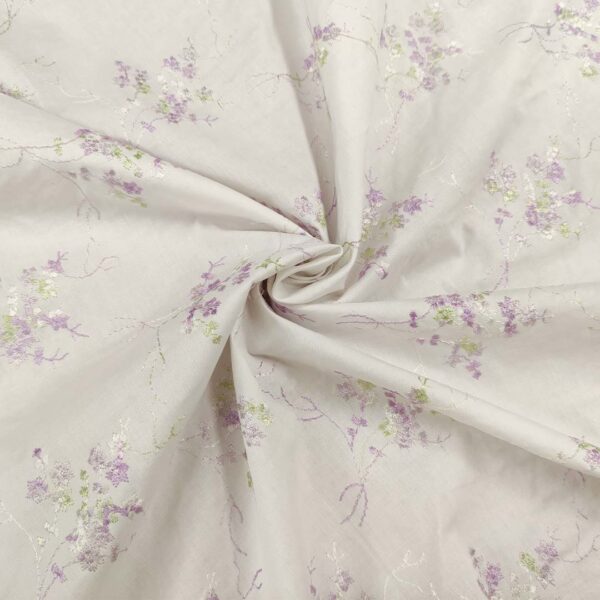 Tessuto Popeline di Cotone ricamato motivo floreale bianco - verdino - lilla