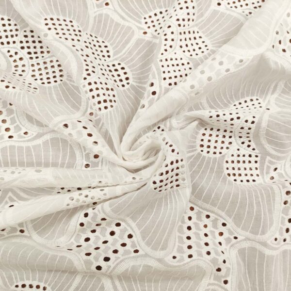 Tessuto Sangallo tinta unita motivo fiore grande bianco seta