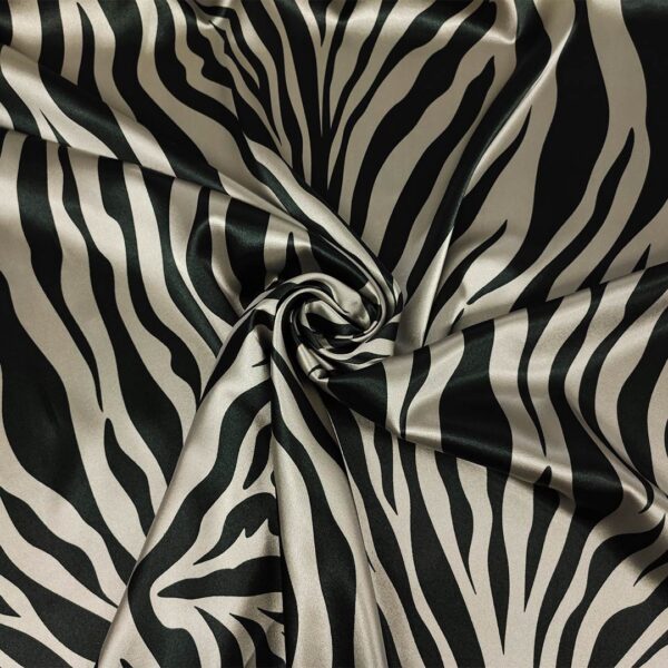 Tessuto Satin elasticizzato a fantasia motivo animalier beige - nero