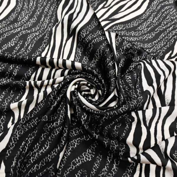 Tessuto Satin a fantasia motivo animalier panna - nero