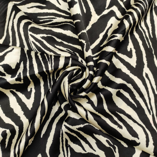 Tessuto Satin a fantasia motivo animalier panna - nero