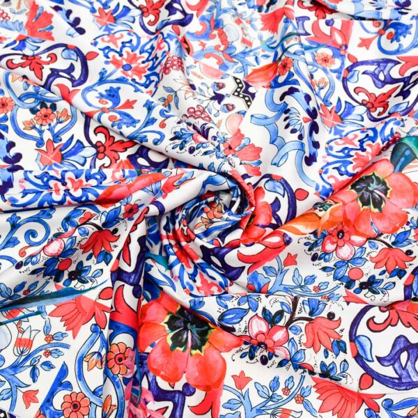 Tessuto Satin a fantasia motivo astratto berry - blu elettrico