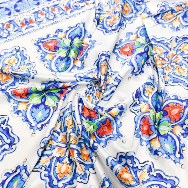 Tessuto Satin a fantasia motivo astratto bianco - blu elettrico