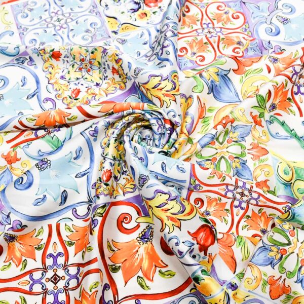 Tessuto Satin a fantasia motivo astratto lilla - arancione - rosso