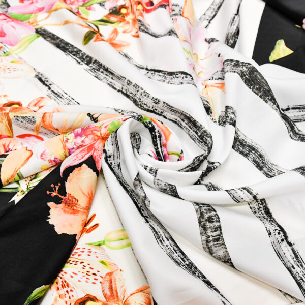 Tessuto Satin a fantasia motivo floreale bianco - nero - arancione