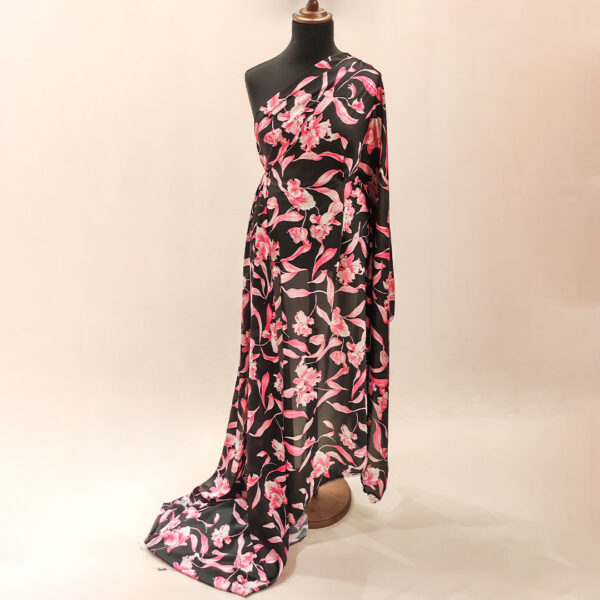 Tessuto Satin a fantasia motivo floreale nero - fucsia