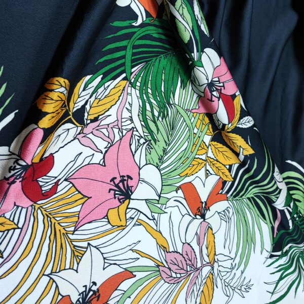 Tessuto Satin a fantasia motivo floreale balzato sotto nero - verde - giallo - rosa