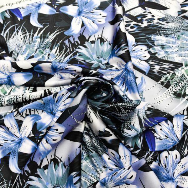 Tessuto Satin a fantasia motivo floreale blu - viola - bianco