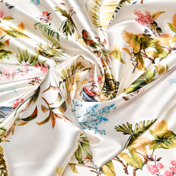 Tessuto Satin a fantasia motivo floreale panna - verde - corallo