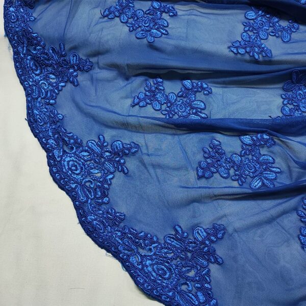 Tessuto Tulle elasticizzato ricamato smerlato motivo floreale bluette