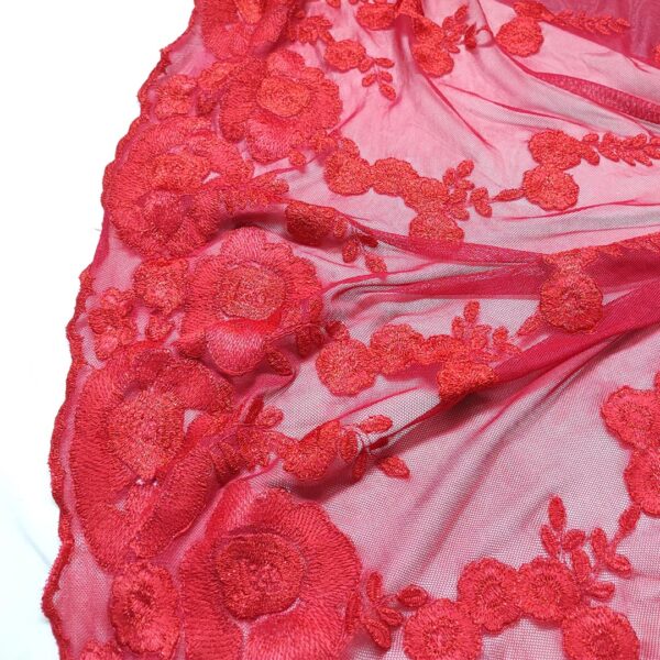 Tessuto Tulle elasticizzato ricamato smerlato motivo floreale rosso