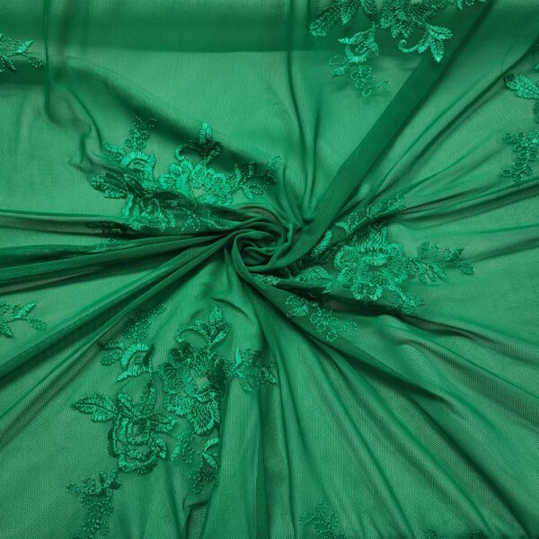 Tessuto Tulle elasticizzato ricamato motivo floreale verde prato
