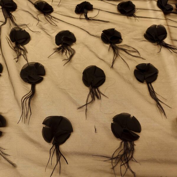 Tessuto Tulle - pizzo mano seta ricamato con fiori 3D e piume nero