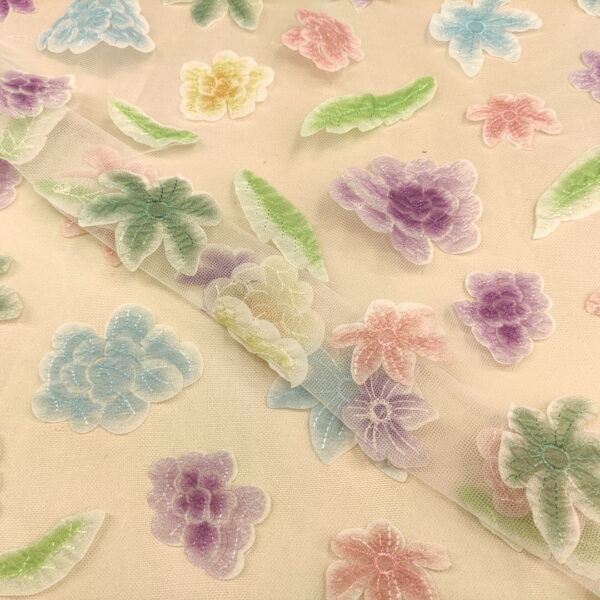 Tessuto Tulle mano seta ricamato con fiori in 3D celeste - verde - viola