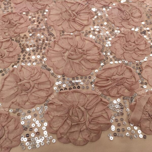 Tessuto Tulle - pizzo mano seta ricamato con fiori e con paillettes motivo floreale rosa - argento