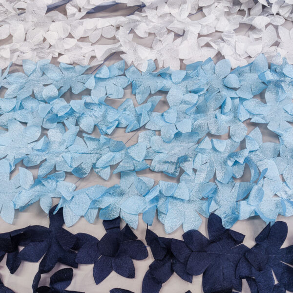Tessuto Tulle mano seta ricamato con fiori in 3D bianco - celeste - blu