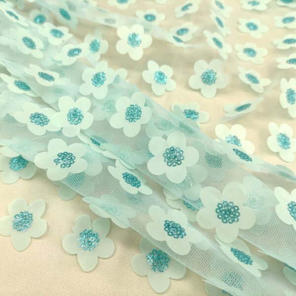 Tessuto Tulle mano seta ricamato con fiori in 3D turchese