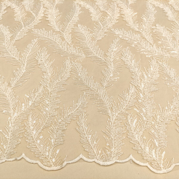 Tessuto Tulle mano seta ricamato con micro paillettes motivo floreale bianco seta