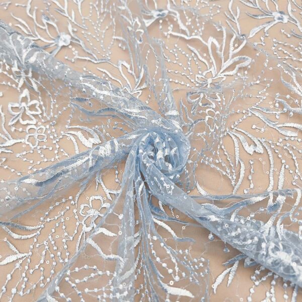 Tessuto Tulle ricamato motivo floreale celeste