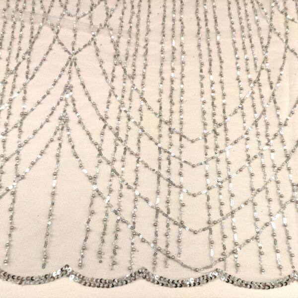 Tessuto Tulle mano seta ricamato con perline e paillettes motivo astratto argento