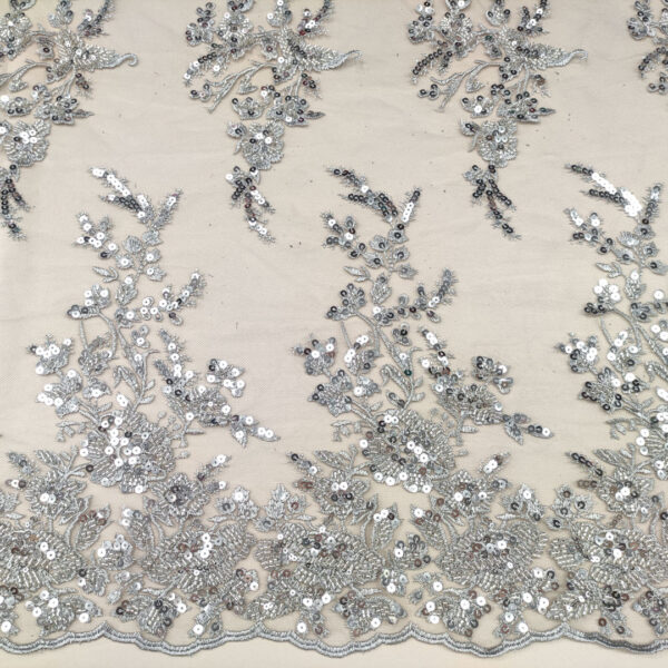 Tessuto Tulle mano seta ricamato con perline e paillettes motivo floreale argento