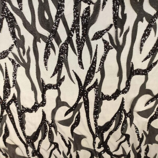 Tessuto Tulle ricamato con paillettes motivo astratto nero