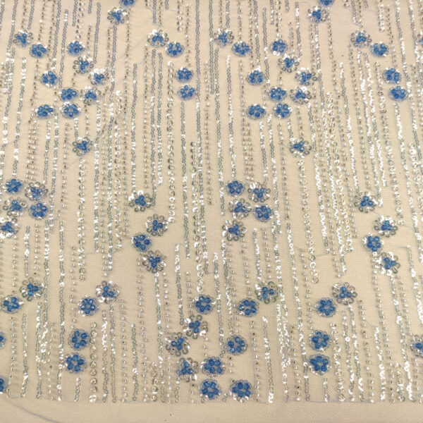 Tessuto Tulle mano seta ricamato con perline e paillettes motivo floreale bianco - azzurro