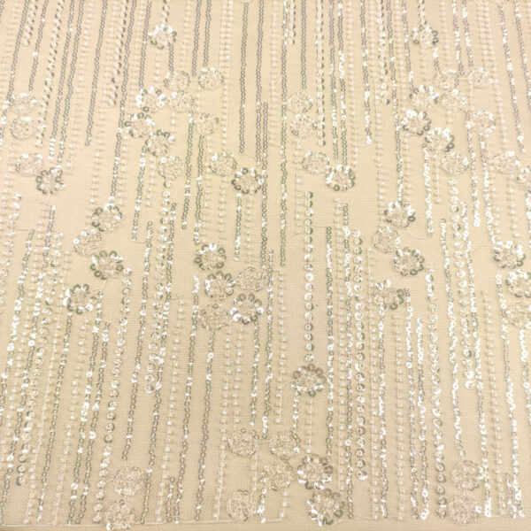 Tessuto Tulle mano seta ricamato con perline e paillettes motivo floreale bianco seta
