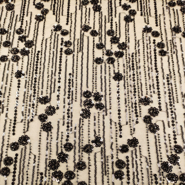 Tessuto Tulle mano seta ricamato con perline e paillettes motivo floreale nero