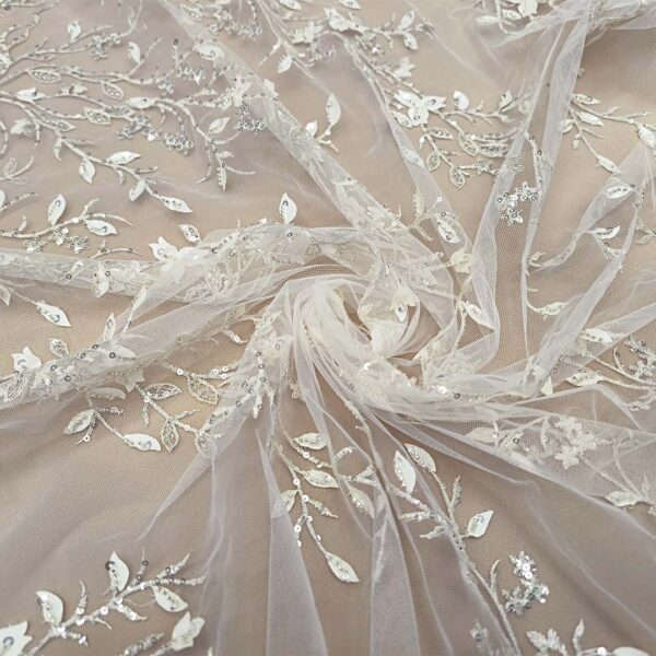 Tessuto Tulle ricamato con paillettes motivo floreale bianco seta