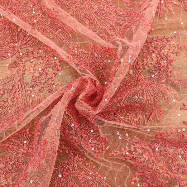 Tessuto Tulle ricamato con paillettes motivo astratto corallo