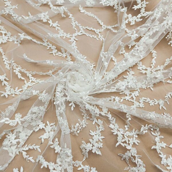Tessuto Tulle ricamato con perle motivo floreale bianco seta