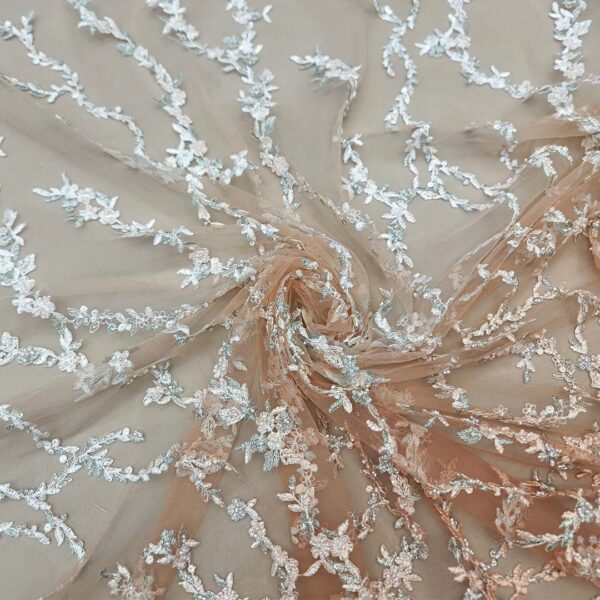 Tessuto Tulle ricamato con perle motivo sfumato corallo