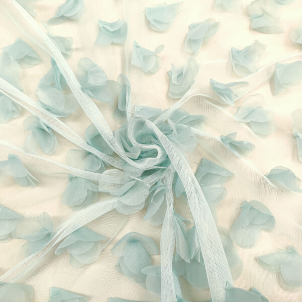 Tessuto Tulle mano seta ricamato con petali in 3D acquamarina