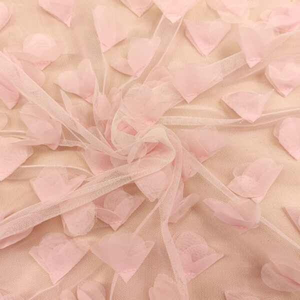 Tessuto Tulle mano seta ricamato con petali in 3D rosa chiaro