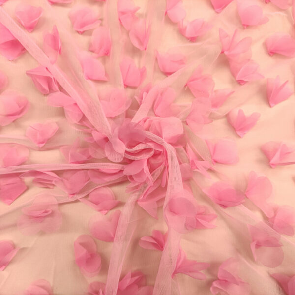 Tessuto Tulle mano seta ricamato con petali in 3D rosa baby