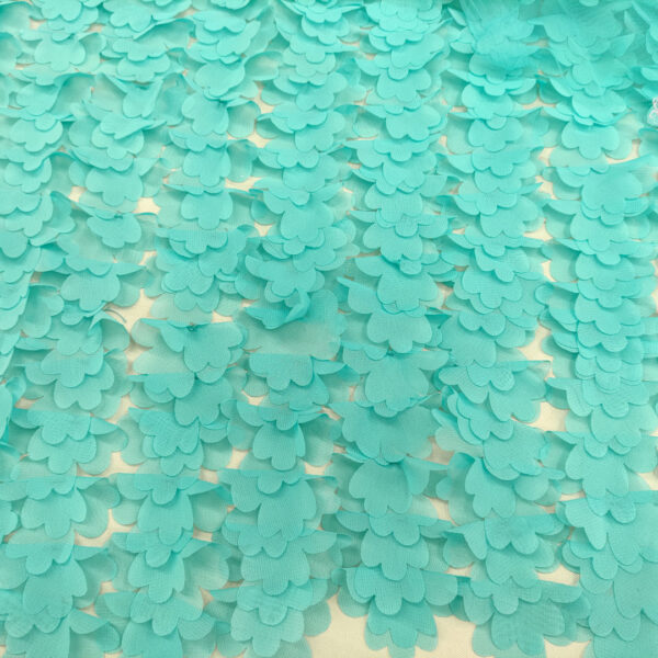 Tessuto Tulle mano seta ricamato con petali in 3D tiffany