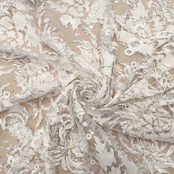 Tessuto Tulle ricamato devorè con pietre e con perle motivo floreale bianco seta