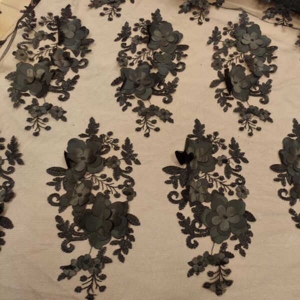 Tessuto Tulle - pizzo mano seta ricamato con fiori 3D nero