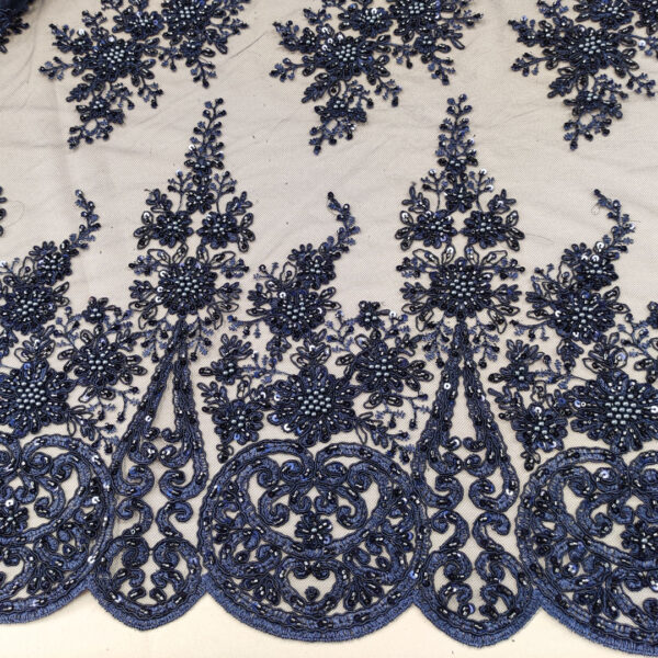 Tessuto Tulle mano seta ricamato con perline e con pietre motivo floreale blu